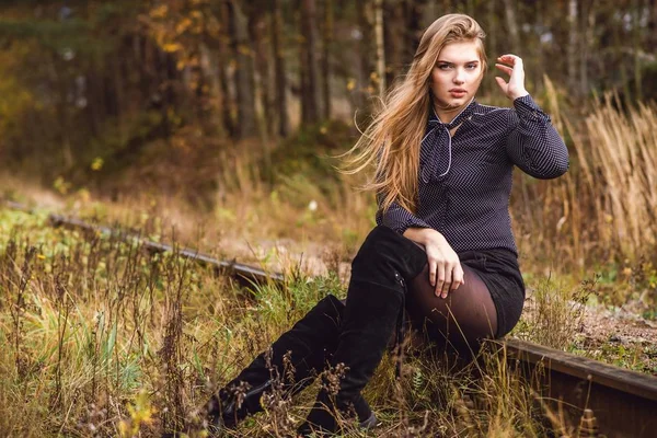 Chica con el pelo largo camina en otoño — Foto de Stock