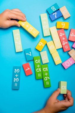 Rakamsal elleri olan renkli küpler