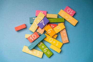 mavi arkaplan üzerinde rakamlar olan renkli küpler