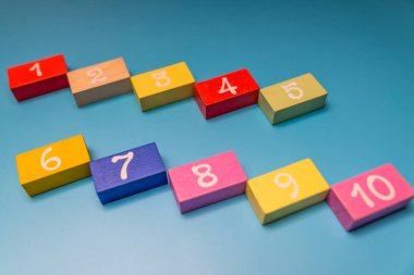 mavi arkaplan üzerinde rakamlar olan renkli küpler