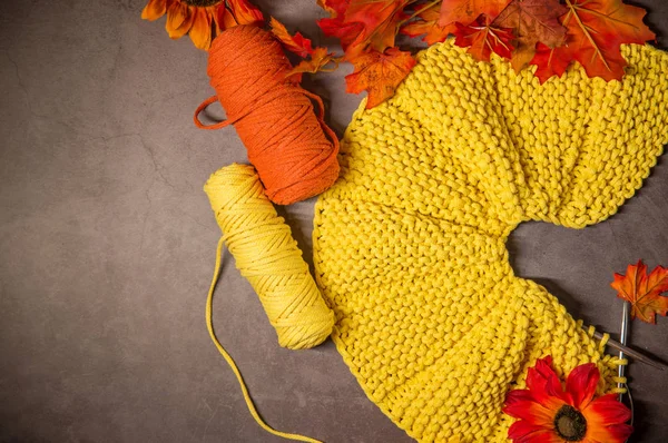 Yellow knitting on dark background — ストック写真