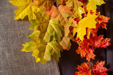 Çuval bezi üzerinde sonbahar sarısı yapraklar