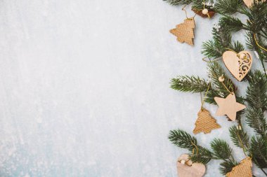 Tahta Noel ağacı oyuncaklarıyla köknar dalları