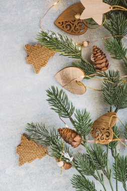 köknar dallı tahtadan Noel oyuncakları