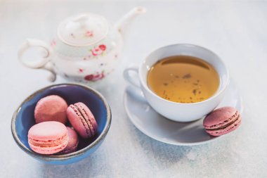 Çaydanlık ve fincanlı pembe kurabiyeler.