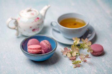 Çaydanlık ve fincanlı pembe kurabiyeler.