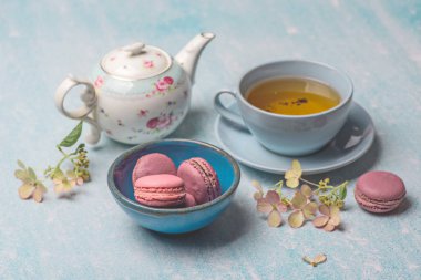 Çaydanlık ve fincanlı pembe kurabiyeler.