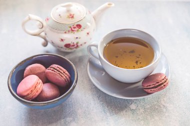 Çaydanlık ve fincanlı pembe kurabiyeler.