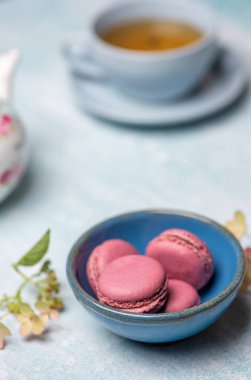 Mavi bir tabakta pembe kurabiyeler.