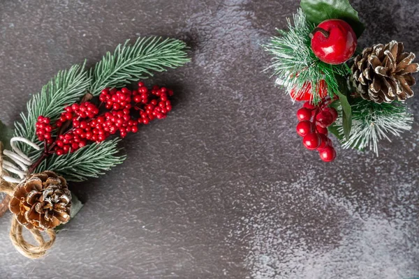 Рождественская ель с ягодами на тёмном фоне — стоковое фото