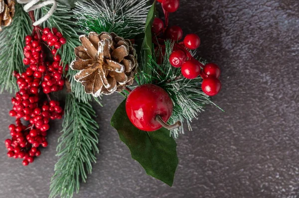 Brindille de sapin de Noël avec des baies sur fond sombre — Photo