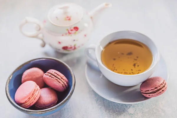 Macarons roses avec théière et tasse — Photo