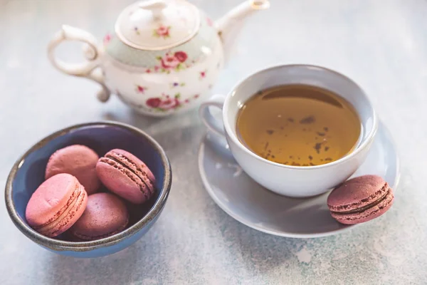 Rosa Makronen mit Teekanne und Tasse — Stockfoto