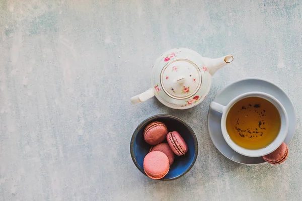 Розовые макароны с чайником и чашкой — стоковое фото