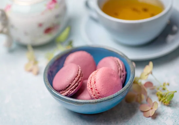 Розовые макароны на голубой тарелке — стоковое фото