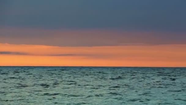 Mar Tempo chuvoso Vento Um navio solitário no mar — Vídeo de Stock