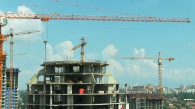 Panoramik hareketi. Vinçler gökdelenler yüksek binalar şehir projeleri bina