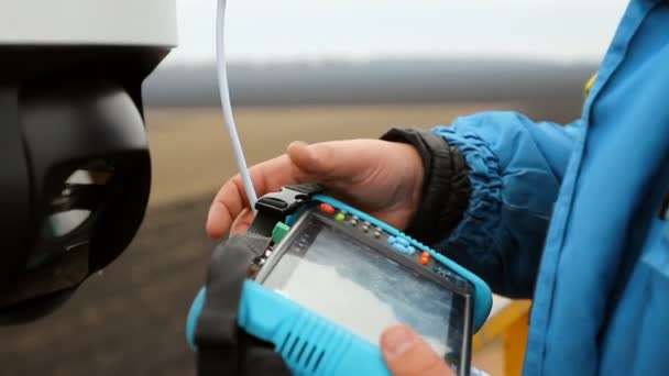 An electrician repairs installs a video surveillance system. Using PC tester — Stock Video