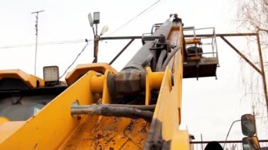 Birinci şahıs görünümü Sarı vinç asansör Bir elektrikçi elektrik telleri tamir işini yapar.
