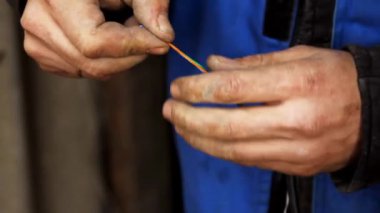 Elektrikçi birlikte Lan kablo toplar O kirli elleri ve giysileri vardır