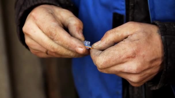 Elektriker sammelt Kabel zusammen, er hat schmutzige Hände und Kleidung — Stockvideo