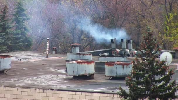 Uitzicht op het dak rook komt uit een metalen schoorsteen Rusty fabriek — Stockvideo
