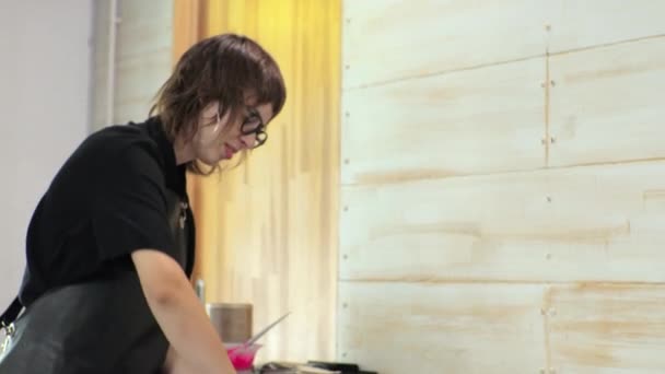 Peluquería lava el tinte del pelo de las mujeres. El salón está en casa.. — Vídeos de Stock