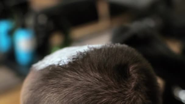 Peluquería aplica lejía a un cabello de mujer El salón está en casa — Vídeos de Stock