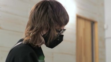 Kuaför kadınların saçlarını pembeye boyar. Salgın sırasında ev salonu. LGBT Yüzümde bir maskeyle.