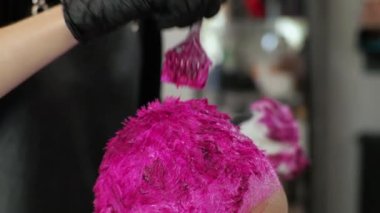 Kuaför kadınların saçlarını pembeye boyar. Salgın sırasında ev salonu. LGBT Yüzümde bir maskeyle.