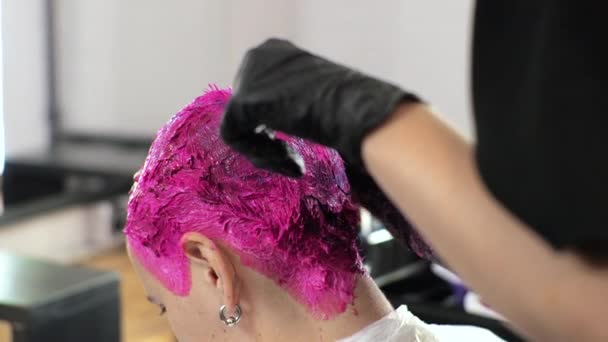 Peluquería tiñe el pelo de las mujeres de color rosa. Salón de casa durante la epidemia. LGTB — Vídeos de Stock