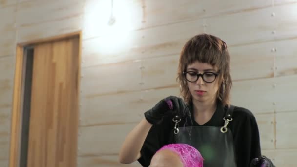 Coiffeur teint les cheveux des femmes rose. Salon de coiffure pendant l'épidémie. LGBT — Video