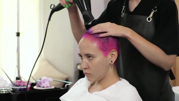 Peluquería seca corte de pelo corto rosa Salón de casa durante la epidemia — Vídeos de Stock