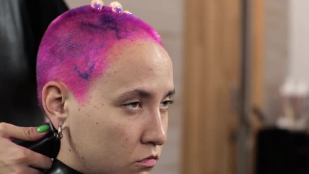 Cabeleireiro corta cabelo curto com um clipper Home salon durante a epidemia — Vídeo de Stock