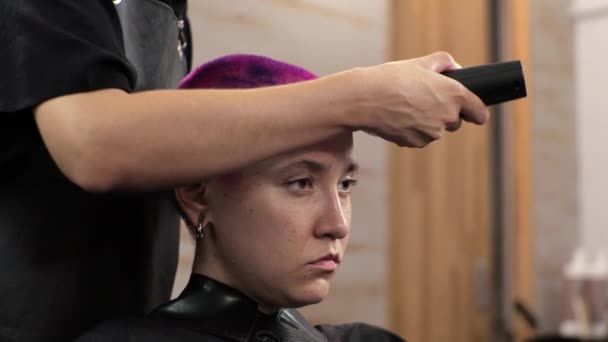 Peluquería corta el cabello corto con un clipper Salón de casa durante la epidemia — Vídeo de stock