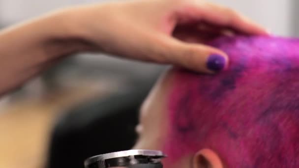 Peluquería corta el cabello corto con un clipper Salón de casa durante la epidemia — Vídeos de Stock