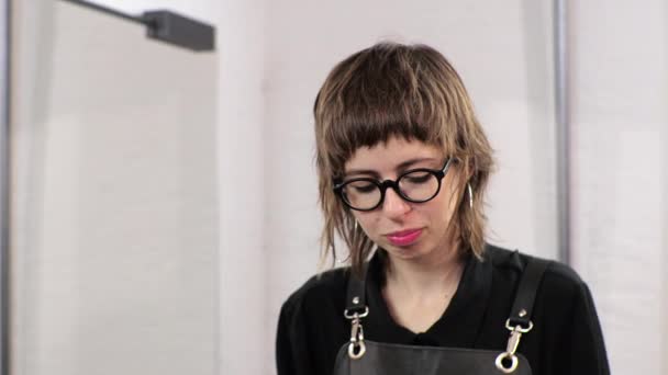 Hairdresser applies the fixing gel to the short haircut. Home salon during the epidemic. — Stock Video