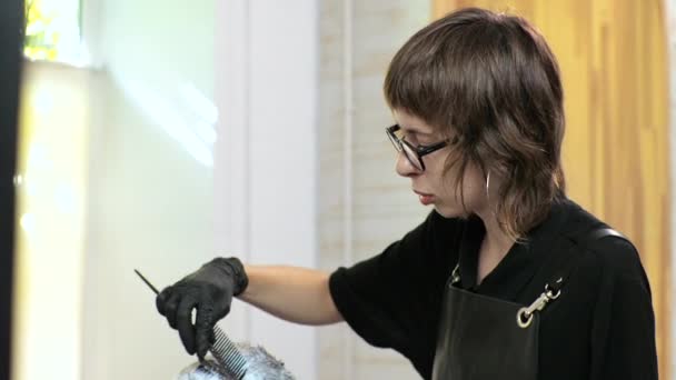 Kadeřník aplikuje fixační gel na krátký sestřih. Domácí salon během epidemie. — Stock video