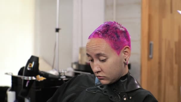 Hairdresser applies the fixing gel to the short haircut. Home salon during the epidemic. — Stock Video