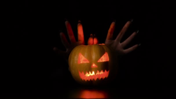 Vrouw rommelt rond met een pompoen Halloween vakantie Geeft griezelige hoorns geïsoleerde zwarte achtergrond — Stockvideo