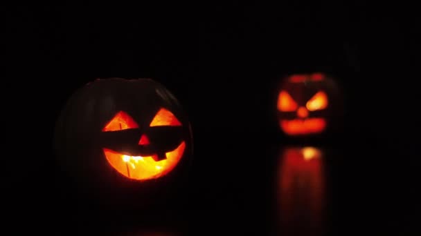 Fiatal nő gyertyát gyújt egy tök Halloween Felkészülés az ünnep Sparkler — Stock videók