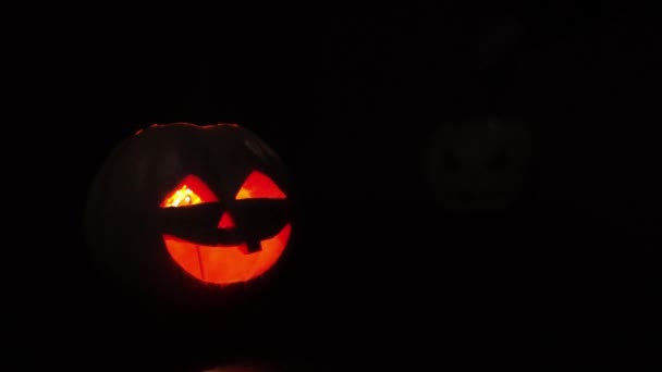 Ung kvinna tänder ett ljus i en pumpa för Halloween Förberedelse för semestern Sparkler — Stockvideo