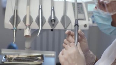 Diş hekimindeki genç bayan resepsiyon diş tellerinin değiştirilmesi jel cilalama