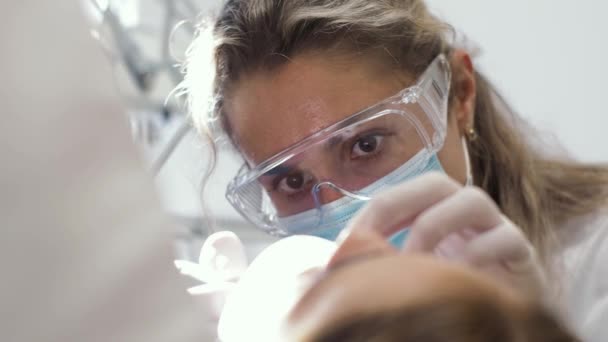 Jovem dentista Recepção no ortodontista Substituição de aparelho Polimento Gel ligação — Vídeo de Stock