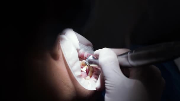 Junge Zahnärztin Empfang beim Kieferorthopäden Ersatz der Zahnspange Poliergelverklebung