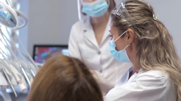 Jonge vrouw tandarts Receptie bij de orthodontist Vervanging van beugels Polijsten Gel bonding — Stockvideo