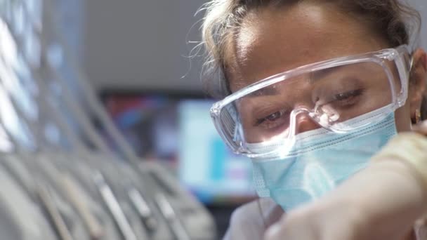 Jovem dentista Recepção no ortodontista Substituição de aparelho Polimento Gel ligação — Vídeo de Stock