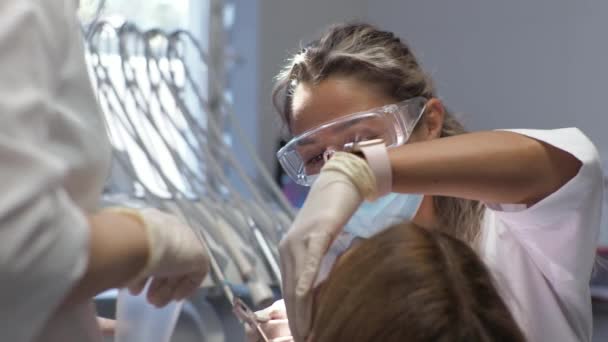 Mladá žena zubař Recepce u zubaře Výměna rovnátka Leštění gel lepení — Stock video