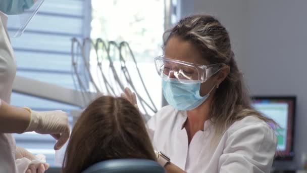 Wanita muda dokter gigi Penerimaan di ortodontis Penggantian kawat gigi Pengaturan Ikatan Gel — Stok Video