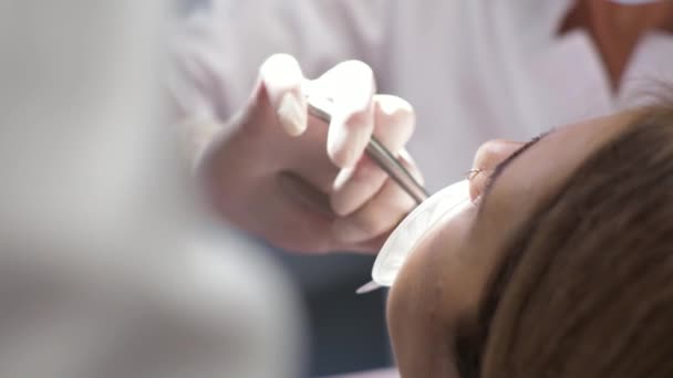 Jonge vrouw tandarts Receptie bij de orthodontist Vervanging van beugels Polijsten Gel bonding — Stockvideo